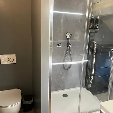 מלון Goodnight - Self Check-in With Airco ליובן